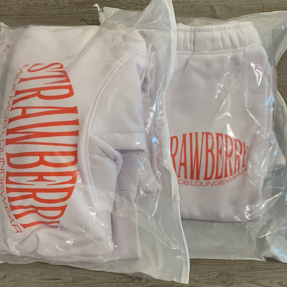 Strawberry Milk Mob - White Sweat Set - Picture 9 of 9